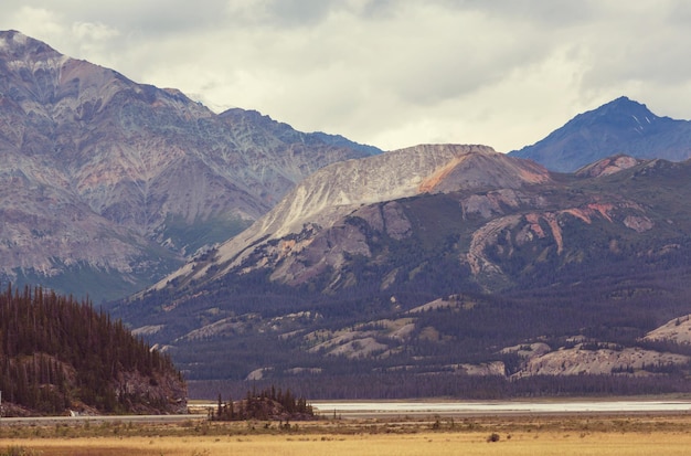 Живописный вид на горы в Канадских Скалистых горах в летний сезон
