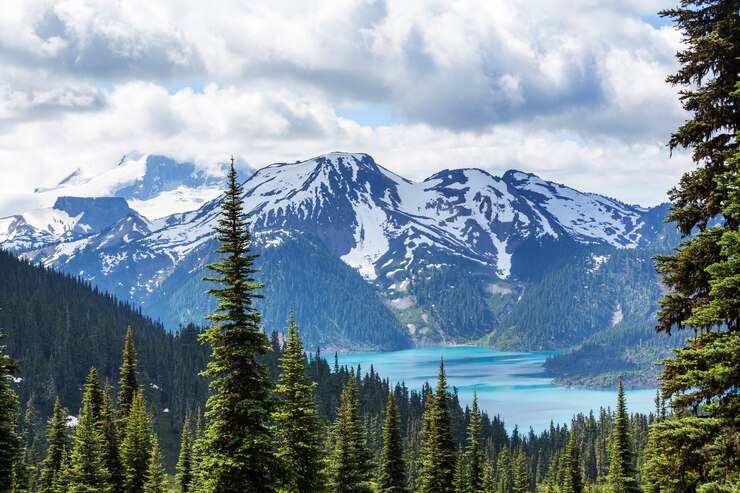 Photo picturesque mountain view in the canadian rockies in summer season