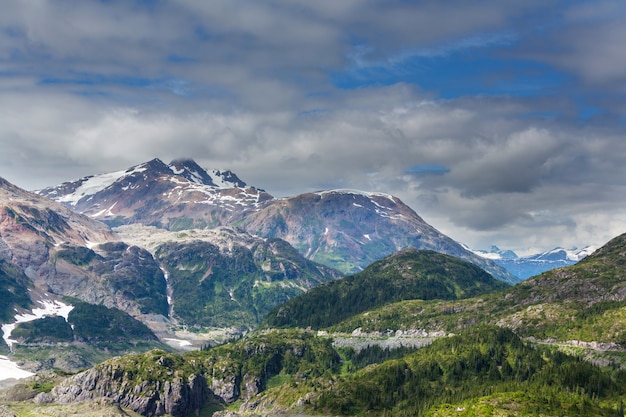 Живописные горы Аляски. Заснеженные массивы, ледники и скалистые вершины.