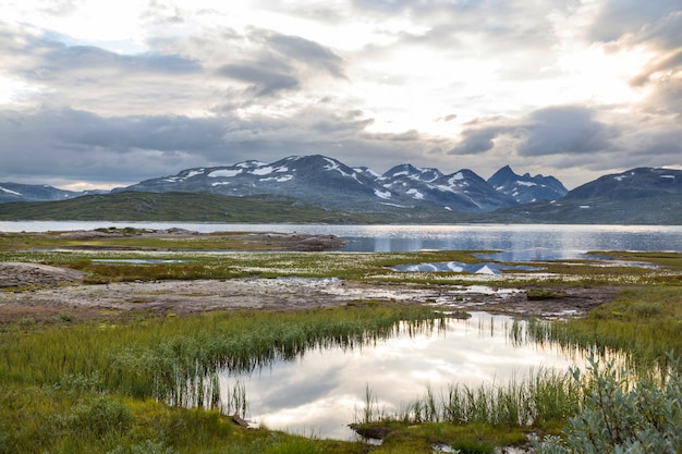 Pittoreschi paesaggi montani della norvegia