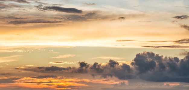 夕方の空の絵のように色とりどりの雲。日の出の間の明るい雲。パノラマ_