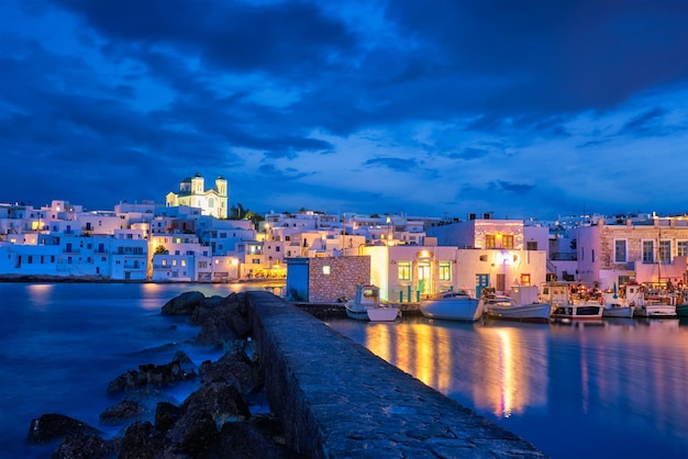 Photo picturesque naousa town on paros island greece in the night