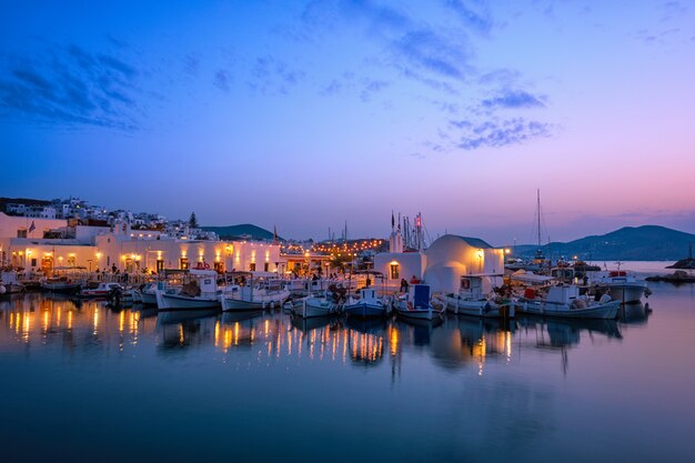 夜のパロス島ギリシャの美しいナウサの町