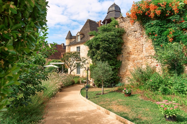 Foto strada pittoresca per una casa in un villaggio francese, regione dell'aquitania, francia