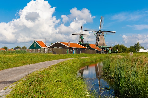 Pittoresco paesaggio rurale con mulini a vento a zaanse schans vicino al canale, olanda, paesi bassi