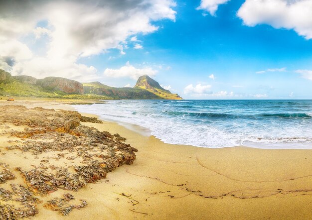 Foto il pittoresco paesaggio marino della spiaggia di isolidda vicino al capo di san vito