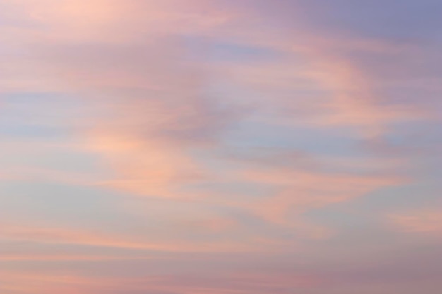 Foto cielo pittoresco che brilla di nuvole rosa e dorate paesaggio nuvoloso in tenui colori pastello