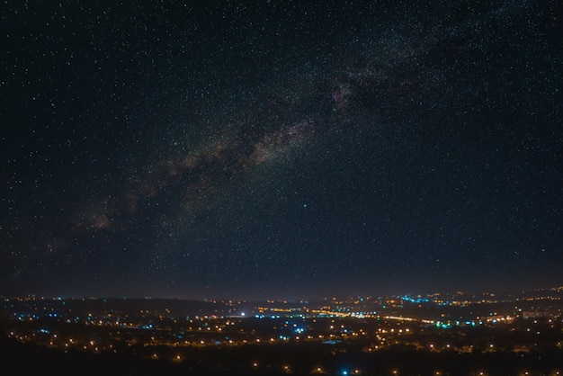 街の上の絵のように美しい星空。夜の時間