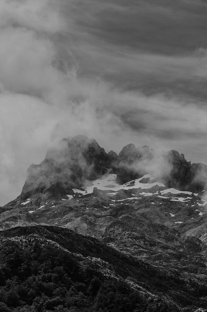 高原の美しい夏の風景山々のある美しい風景。スペイン、アストゥリアス、ピコスデエウロパ国立公園、ラゴスデコバドンガの視点パノラマ