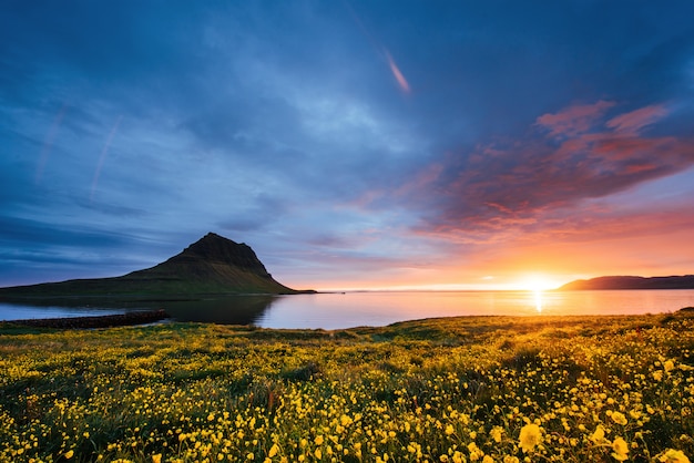 풍경과 폭포 위로 그림 같은 일몰. Kirkjufell 산 아이슬란드