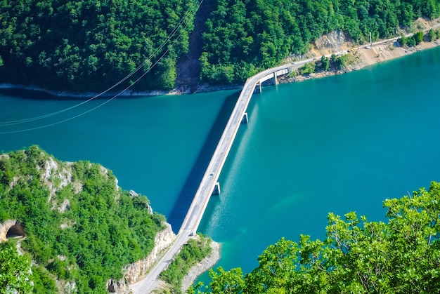 Photo the picturesque tara river flows into the mainstream of the canyons