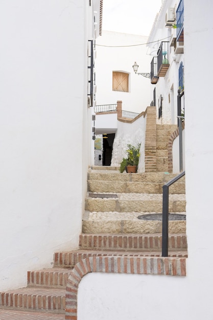 Pittoresca cittadina di frigiliana situata nella regione montuosa di malaga, costa del sol, spagna