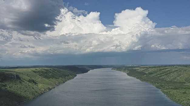 Живописный вид сверху на русло реки