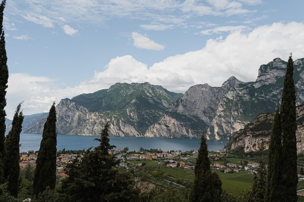 コモ湖と山々の近くの古代の観光イタリアの町の美しい景色夏休み旅行美しい風景