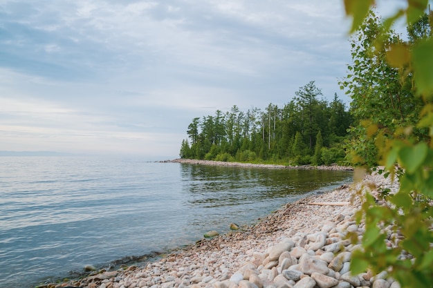 写真 ロシア、シベリア南部のバイカル湖の美しい景色。バイカル湖の夏の風景の眺め。