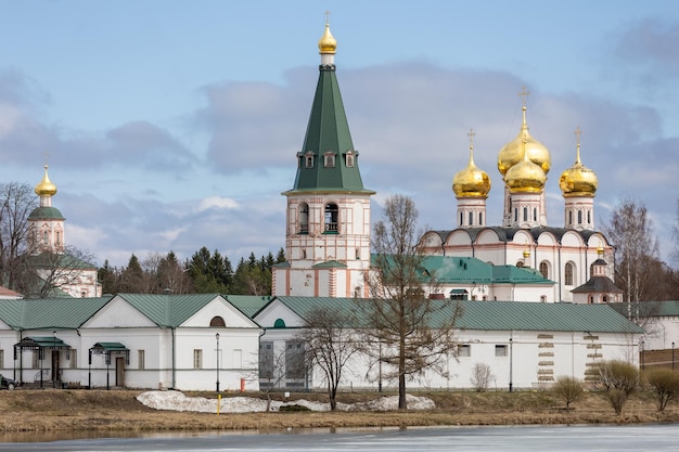 Живописный вид на старый древний монастырь