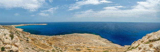 Viste pittoresche dalla cima della montagna sulla costa mediterranea.