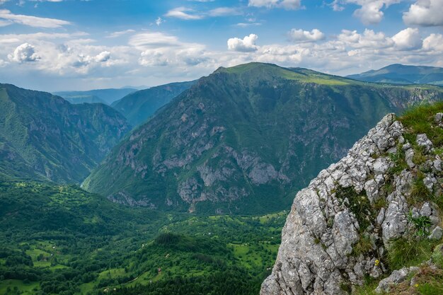 Живописная деревня расположена среди глубокого каньона.