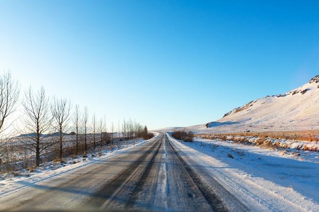 Pittoresco paesaggio invernale dell'islanda.