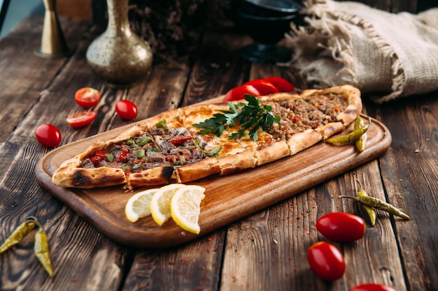 Pide Turks plat brood met gehakt