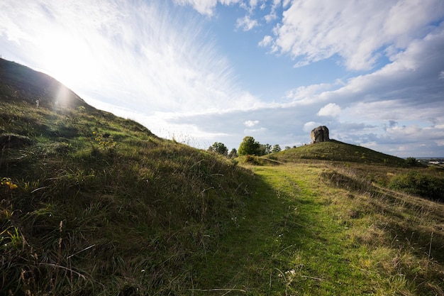 Pidkamin inselberg steen op heuvellandschap Oekraïne