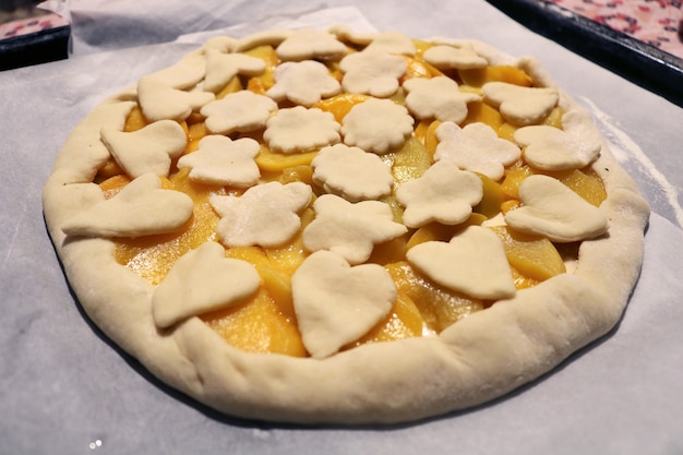 La torta prima di essere inviata al forno.