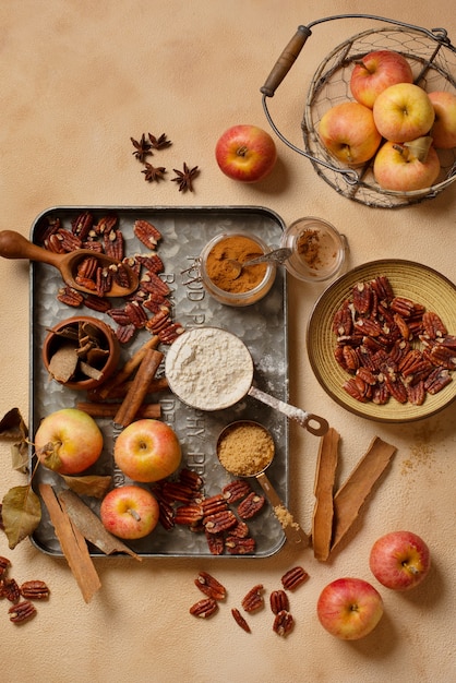 Foto vista dall'alto degli ingredienti della torta e delle mele