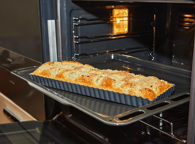 Foto una torta viene tirata fuori dal forno