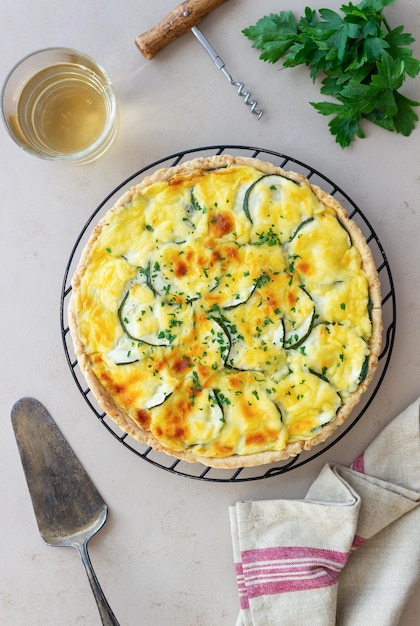 Torta con zucchine formaggio ed erbe aromatiche quiche cibo vegetariano mangiare sano