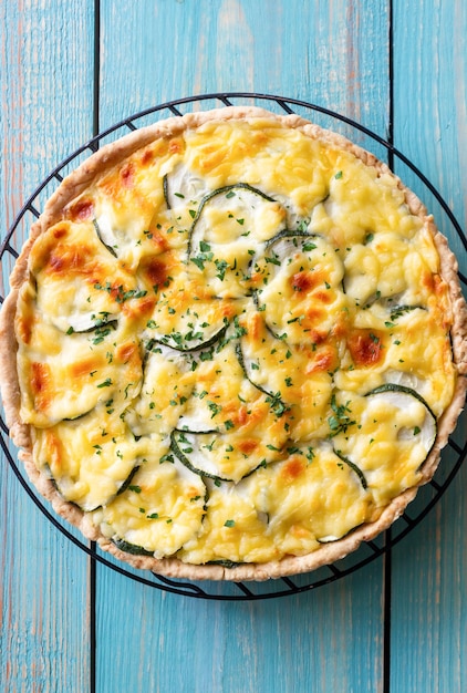 Torta con zucchine formaggio ed erbe aromatiche quiche cibo vegetariano mangiare sano