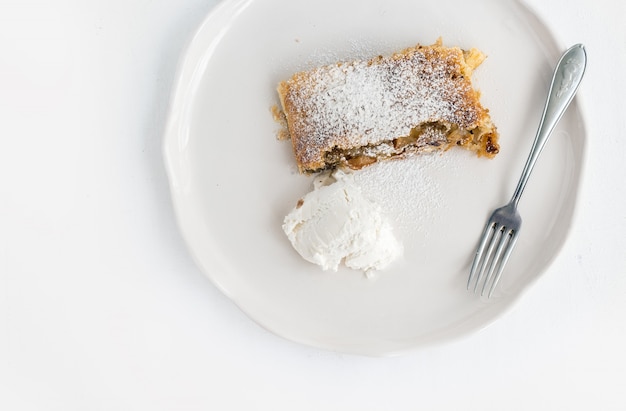 Foto pezzo di torta di mele con gelato