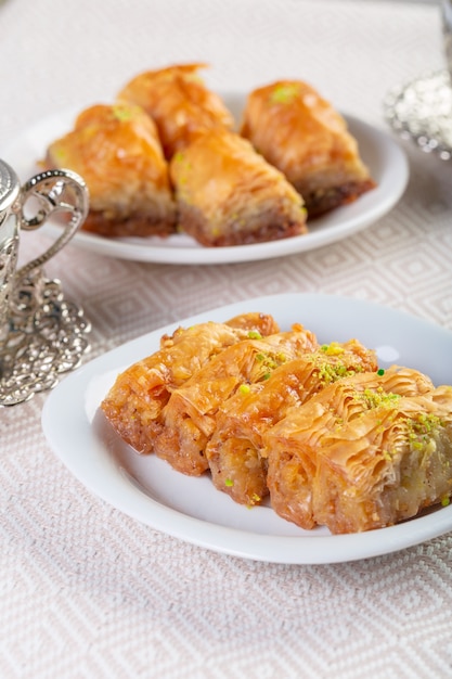 테이블에 접시에 baklawa의 조각