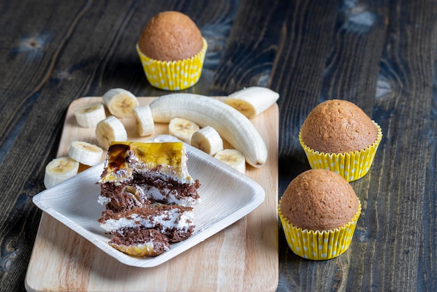 바나나 케이크 한 조각과 바나나와 바나나 필링을 곁들인 달콤한 스폰지 케이크 버터 크림의 신선한 얇게 썬 바나나 디저트