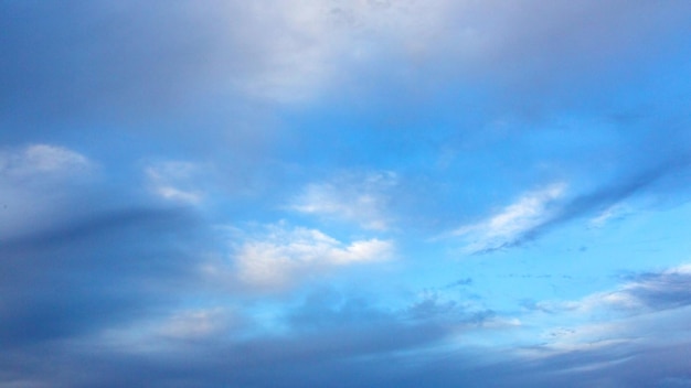 雲の切れ間から見える青い澄んだ空のかけら