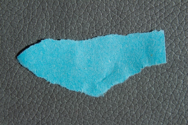 A piece of blue paper that says'blue'on it