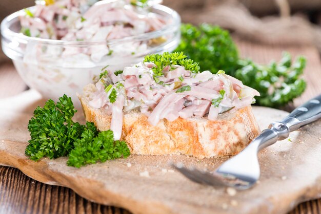 Photo piece of bread with meat salad