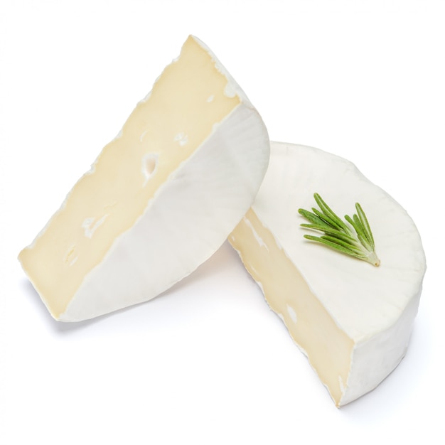 Pezzo di formaggio brie o camambert su uno spazio bianco