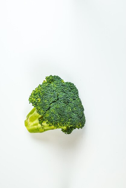 Foto un pezzo di broccoli su uno sfondo bianco