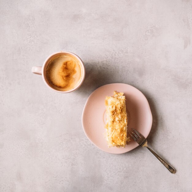 Foto un pezzo di torta e una tazza di caffè