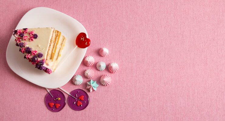 ピンクの背景の上の皿の上のケーキ