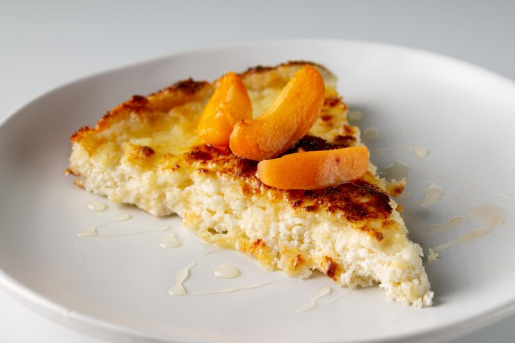 Фотография кусок чизкейка с медом и абрикосами