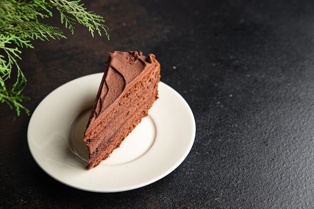 Pezzo di torta al cioccolato pan di spagna al cacao ganache al cioccolato crema marrone dolce dessert