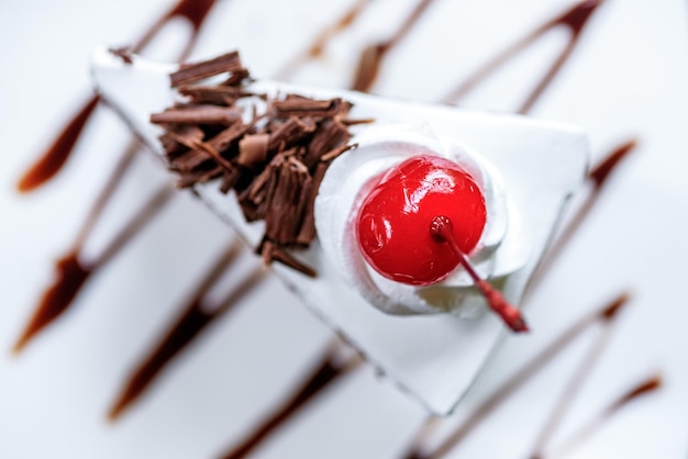 さくらんぼをトッピングしたチョコレートケーキ