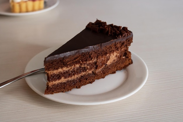 Кусок шоколадного торта на тарелке