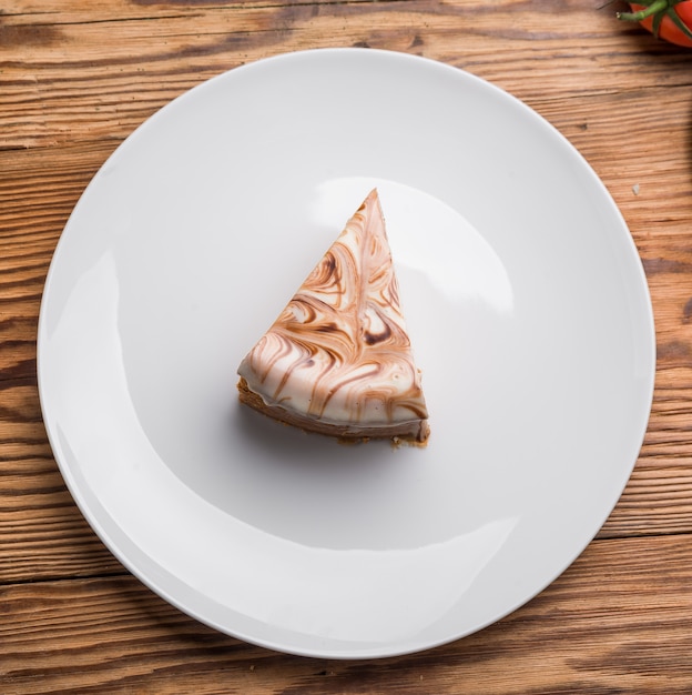 Foto pezzo di torta al cioccolato con caramello