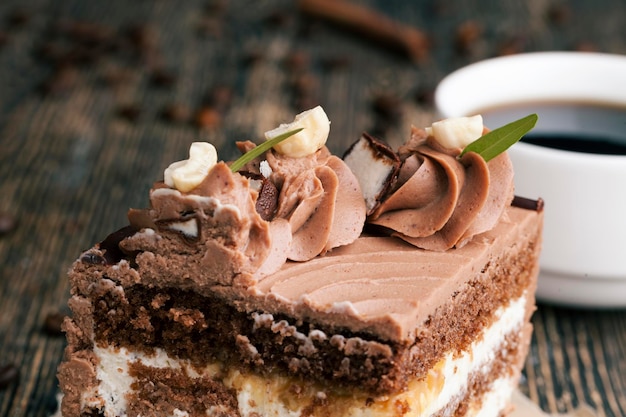 Una fetta di torta al cioccolato con ripieno di ricotta