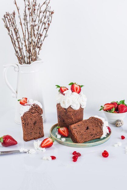 Foto una fetta di torta al cioccolato con sopra delle fragole