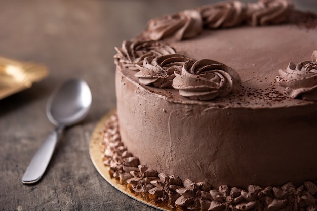 Photo piece of chocolate truffle cake on wooden table