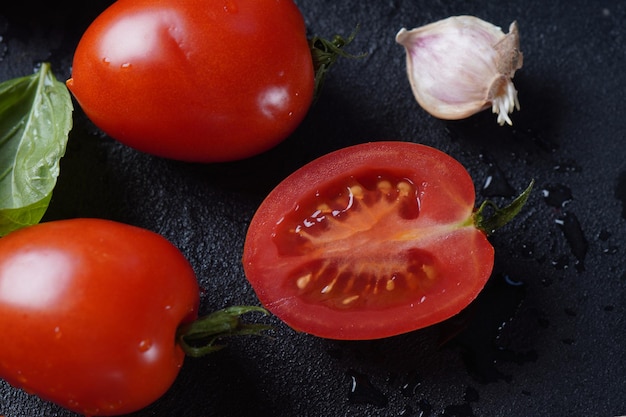 어두운 배경 위에 자른 신선한 토마토 조각