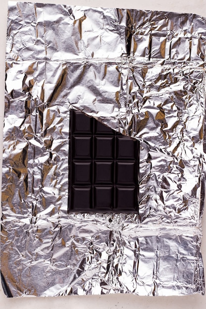 Foto un pezzo di cioccolato fondente. minimalismo. sfondo